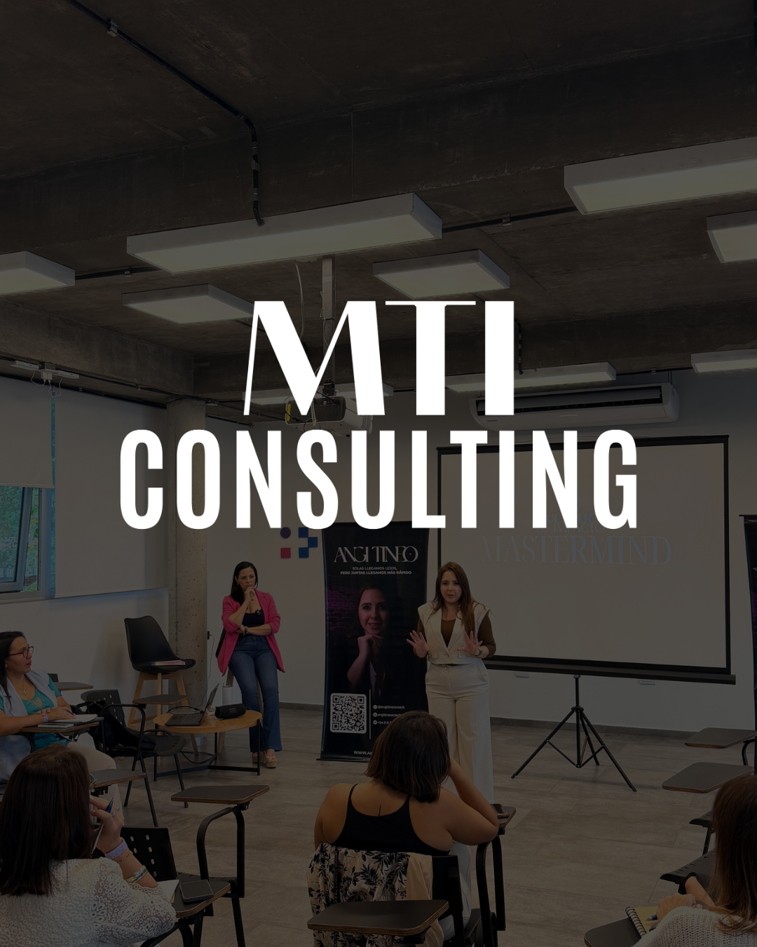 Angi Tineo en una sesión de coaching con un equipo de trabajo