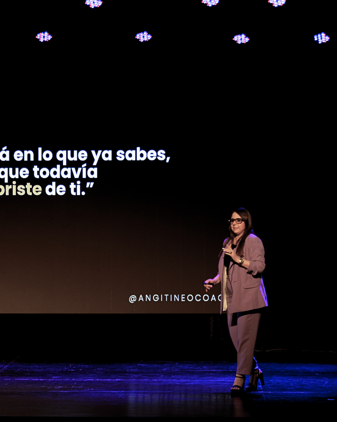 Angi Tineo como speaker durante una presentación profesional